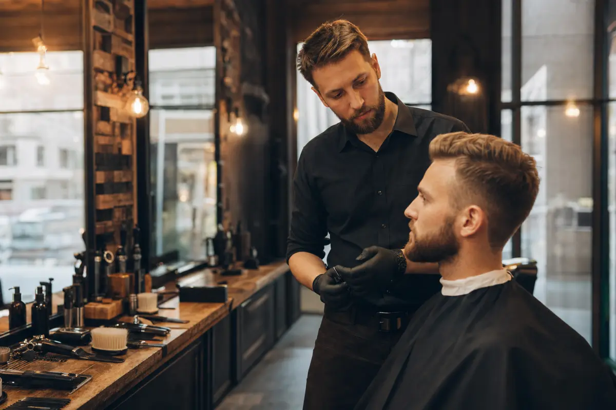Barber na ul. św. Kingi w Rzeszowie: jak przygotować się do wizyty, żeby wyjść z fryzurą na co dzień