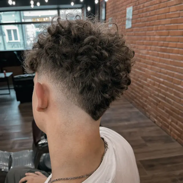 Krecone wlosy po strzyzeniu - Gentlemen Barber Shop Rzeszów Św. Kingi