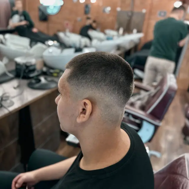 Krotki buzz cut - Gentlemen Barber Shop Rzeszów Św. Kingi