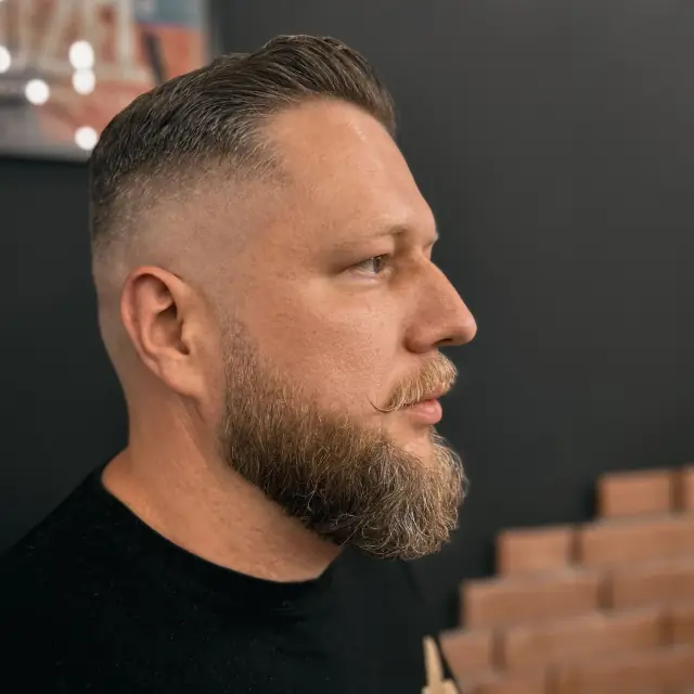 Strzyzenie broda profil - Gentlemen Barber Shop Rzeszów Św. Kingi