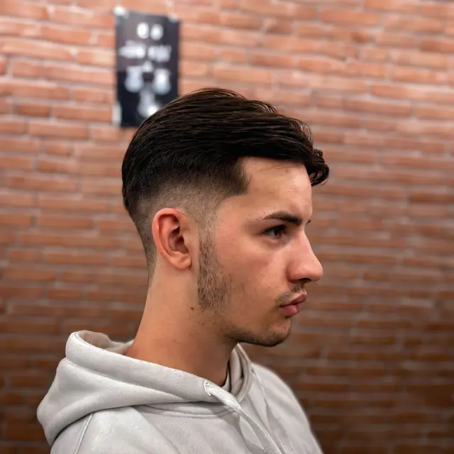 Taper fade krotszy bok - Gentlemen Barber Shop Rzeszów Św. Kingi