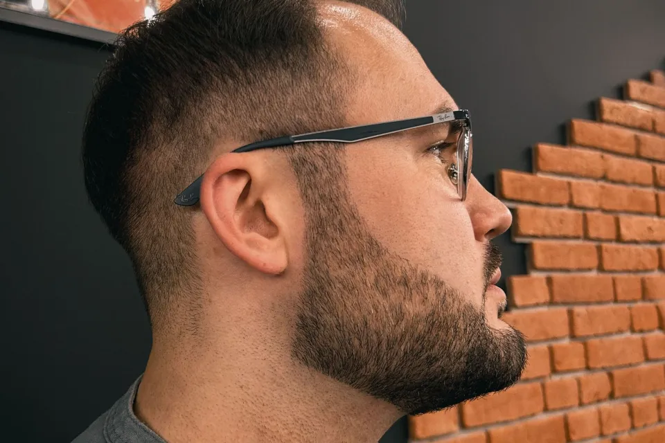 Combo włosy i broda w profilu, realizacja z galerii salonu Gentlemen Barber Shop